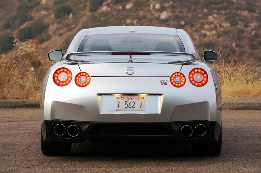  Nissan GT-R 2010 года  (фото 2 из 44)